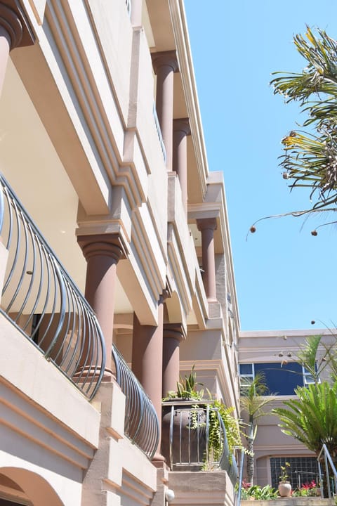 Property building, Day, Balcony/Terrace