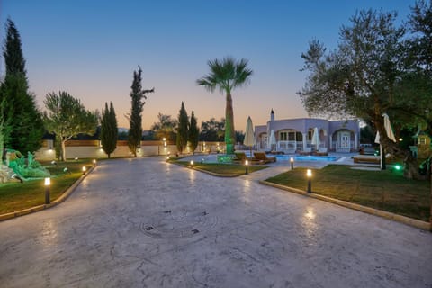 Property building, Garden, Garden view, Swimming pool