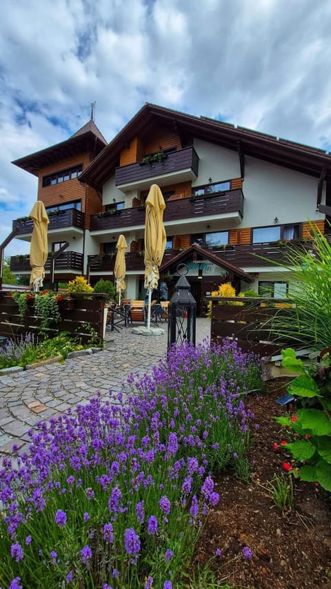 Facade/entrance, Balcony/Terrace, Lobby or reception
