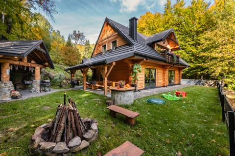 Property building, Natural landscape, Garden, Garden, Autumn