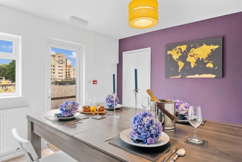 Pristine House - Sleeps 10 - Amazing Location Apartment in Ipswich