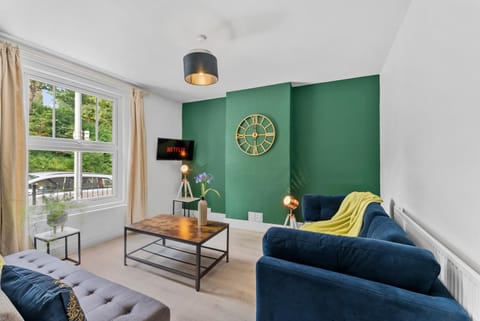 Pristine House - Sleeps 10 - Amazing Location Apartment in Ipswich