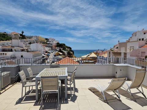 Day, Natural landscape, View (from property/room), Balcony/Terrace, Dining area, Sea view, sunbed