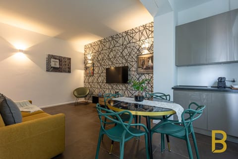 TV and multimedia, Coffee/tea facilities, Kitchen or kitchenette, Living room, Seating area, Dining area