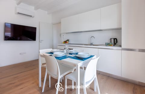 TV and multimedia, Coffee/tea facilities, Kitchen or kitchenette, Dining area, air conditioner