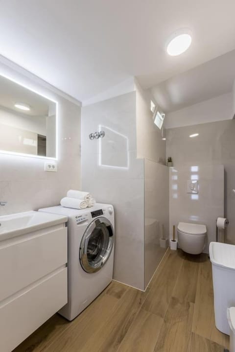 Shower, Toilet, Bathroom, towels, washing machine