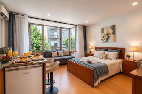 Bed, Kitchen or kitchenette, Photo of the whole room, Seating area, Dining area, Bedroom
