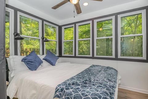 Black Cabin Getaway in Woods I Valpo Cabin in Valparaiso