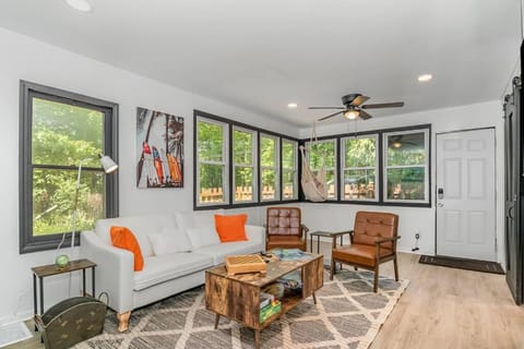 Black Cabin Getaway in Woods I Valpo Cabin in Valparaiso