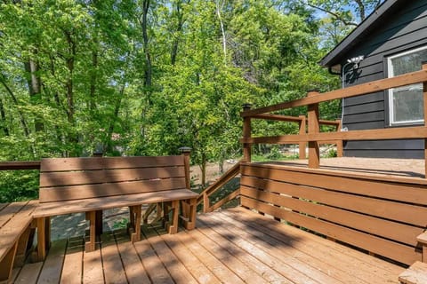 Black Cabin Getaway in Woods I Valpo Cabin in Valparaiso