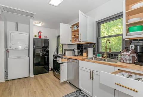 Black Cabin Getaway in Woods I Valpo Cabin in Valparaiso