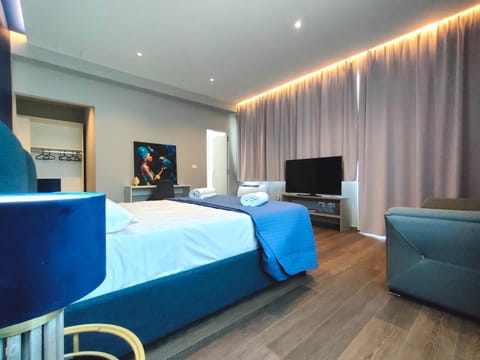 Bed, TV and multimedia, Photo of the whole room, Seating area, Bedroom
