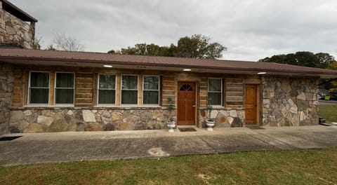 cozy cabin getaway Cabin in Dalton