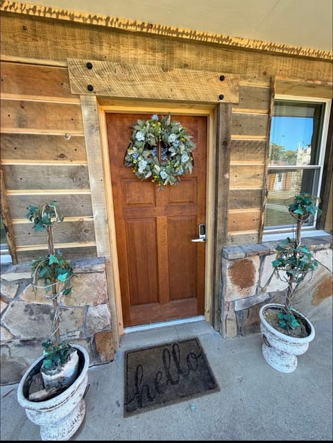 cozy cabin getaway Cabin in Dalton