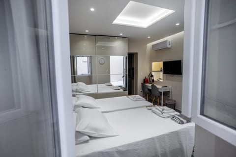 Bed, TV and multimedia, Photo of the whole room, towels
