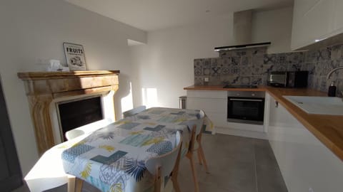 Kitchen or kitchenette, Dining area, minibar, pet friendly, stove, toaster