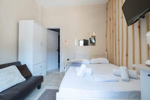 Communal lounge/ TV room, Bed, TV and multimedia, Living room, Photo of the whole room, Seating area, Evening entertainment, Bedroom, towels