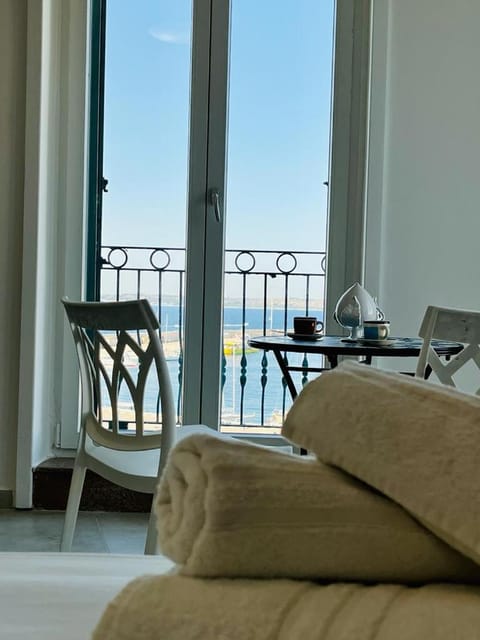 Photo of the whole room, Bedroom, Sea view