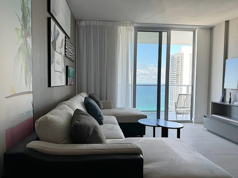 Luxury 2 bedroom with ocean view Apartment in Hollywood Beach