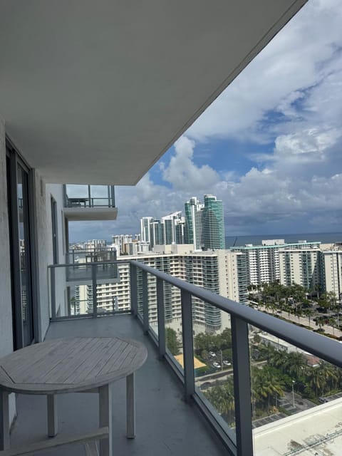 Luxury 2 bedroom with ocean view Apartment in Hollywood Beach