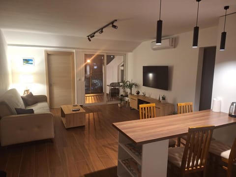 TV and multimedia, Living room, Seating area, Dining area