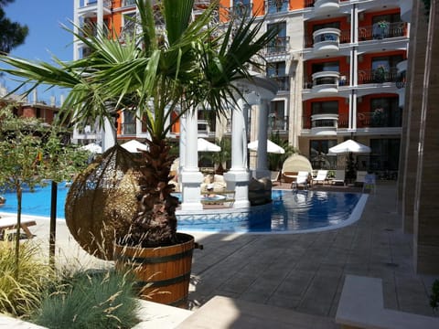 Property building, Swimming pool, sunbed