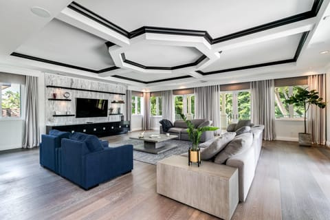 TV and multimedia, Living room, Seating area, Family, pet friendly