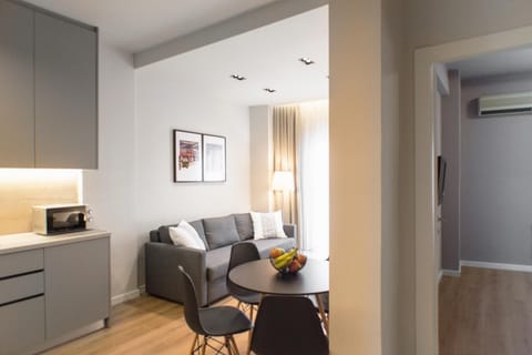 Kitchen or kitchenette, Living room, Seating area, Dining area, minibar, air conditioner