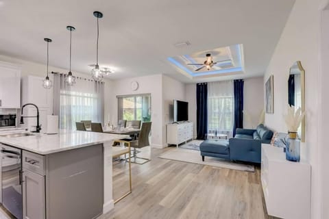 TV and multimedia, Living room, Seating area, Dining area