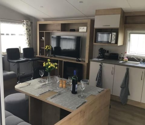 Brookside Holiday Retreat, West Sands House in Selsey