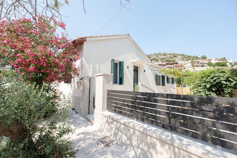 Sunny yard apartments Villa in Poros