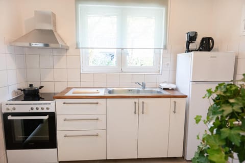 Sunny yard apartments Villa in Poros