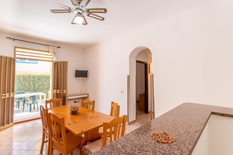 TV and multimedia, Dining area, fireplace