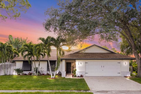 New Regal Manor Paradise Dreamy Heated Pool Spa Villa in Royal Palm Beach