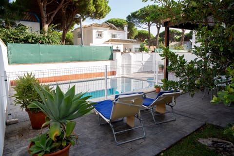 Property building, Patio, Spring, Day, Garden, Garden view, Pool view, Swimming pool, sunbed