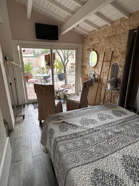 Bed, TV and multimedia, Photo of the whole room, Bedroom