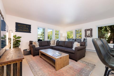 Living room, Decorative detail, Seating area
