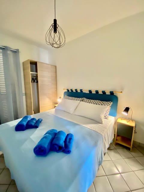 Bed, Bedroom, towels, wardrobe