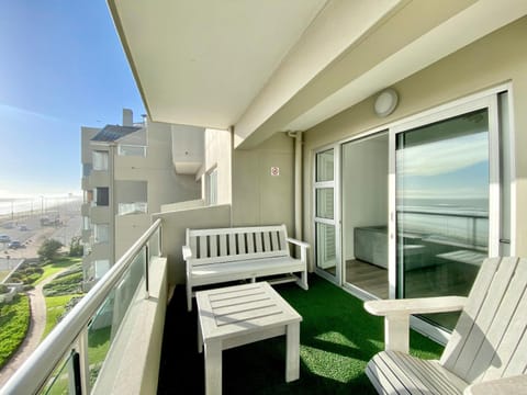 Property building, Patio, Day, Natural landscape, View (from property/room), Balcony/Terrace, Balcony/Terrace, Living room, Seating area, Dining area, Mountain view, Sea view, sunbed