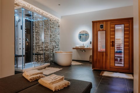 Shower, Hot Tub, Sauna, Sauna, Steam room, Spa and wellness centre/facilities, Spa and wellness centre/facilities, Bath