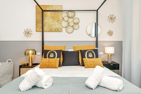 Bed, Photo of the whole room, Bedroom, towels