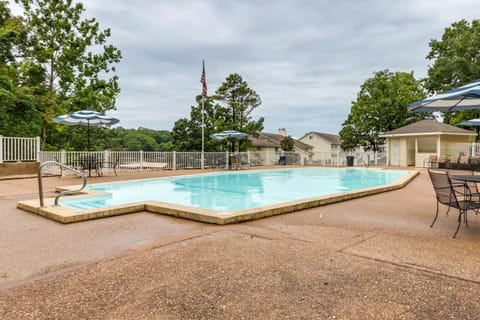 Lake Views and Pool Access Condo in Osage Beach! Apartment in Osage Beach