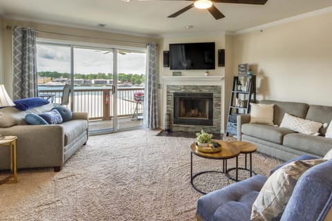 Lake Views and Pool Access Condo in Osage Beach! Apartment in Osage Beach