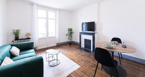 TV and multimedia, Balcony/Terrace, Balcony/Terrace, Living room, Seating area, Dining area, City view, City view, Street view, fireplace, fireplace