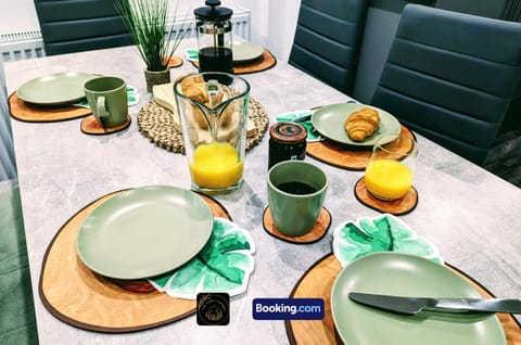 Food and drinks, Seating area, Dining area