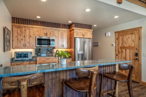 4 king beds w ensuites Double the Living Space! Hotel in Bigfork