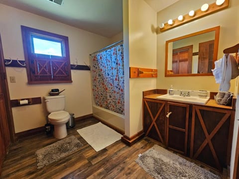 King Bed Farmhouse Valley Views House in Shenandoah Valley