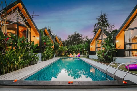 Property building, Garden, Swimming pool