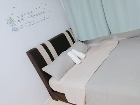Bed, Photo of the whole room, Decorative detail, Bedroom, towels