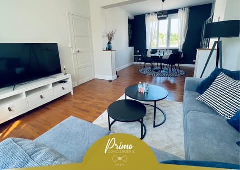 Communal lounge/ TV room, TV and multimedia, Living room, Seating area, Evening entertainment